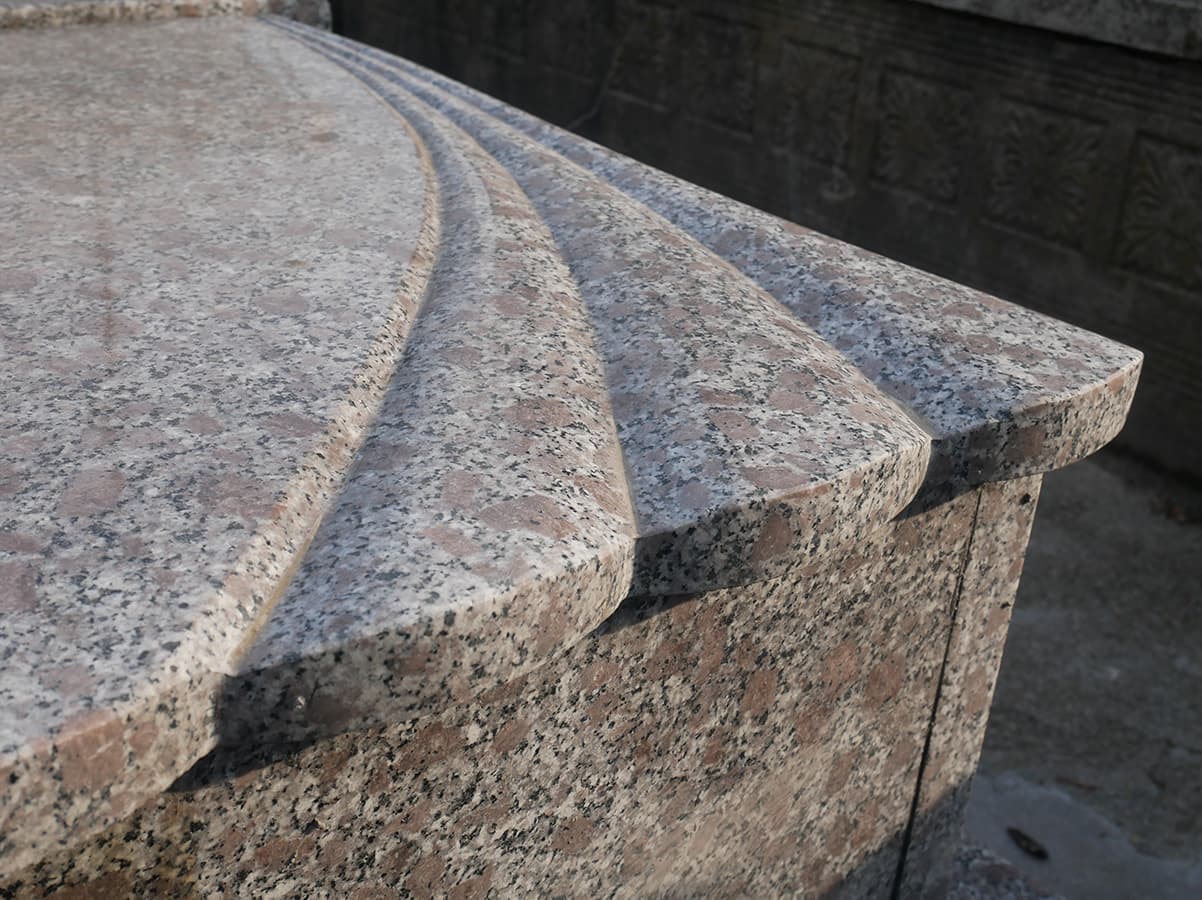 Detaliu de monument funerar din granit, finisat și profilat, realizat de C.M.F Baia Mare