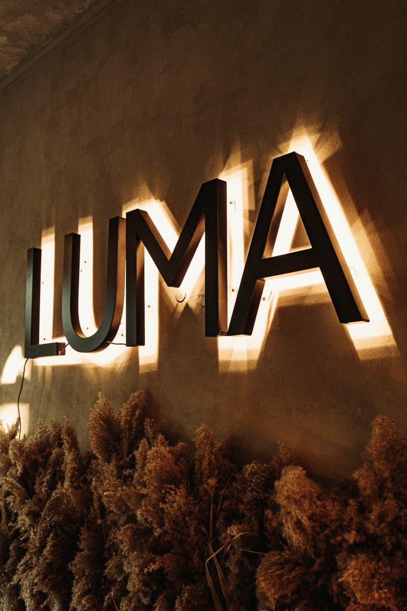 Logo luminos LUMA Coffee, cafenea de specialitate din Baia Mare