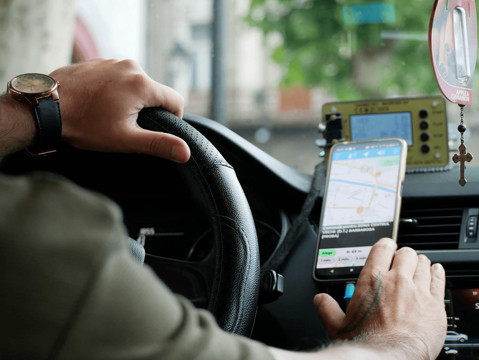 Șofer Taxi Galant din Baia Mare la volan, folosind aplicația mobilă pentru preluarea unei comenzi