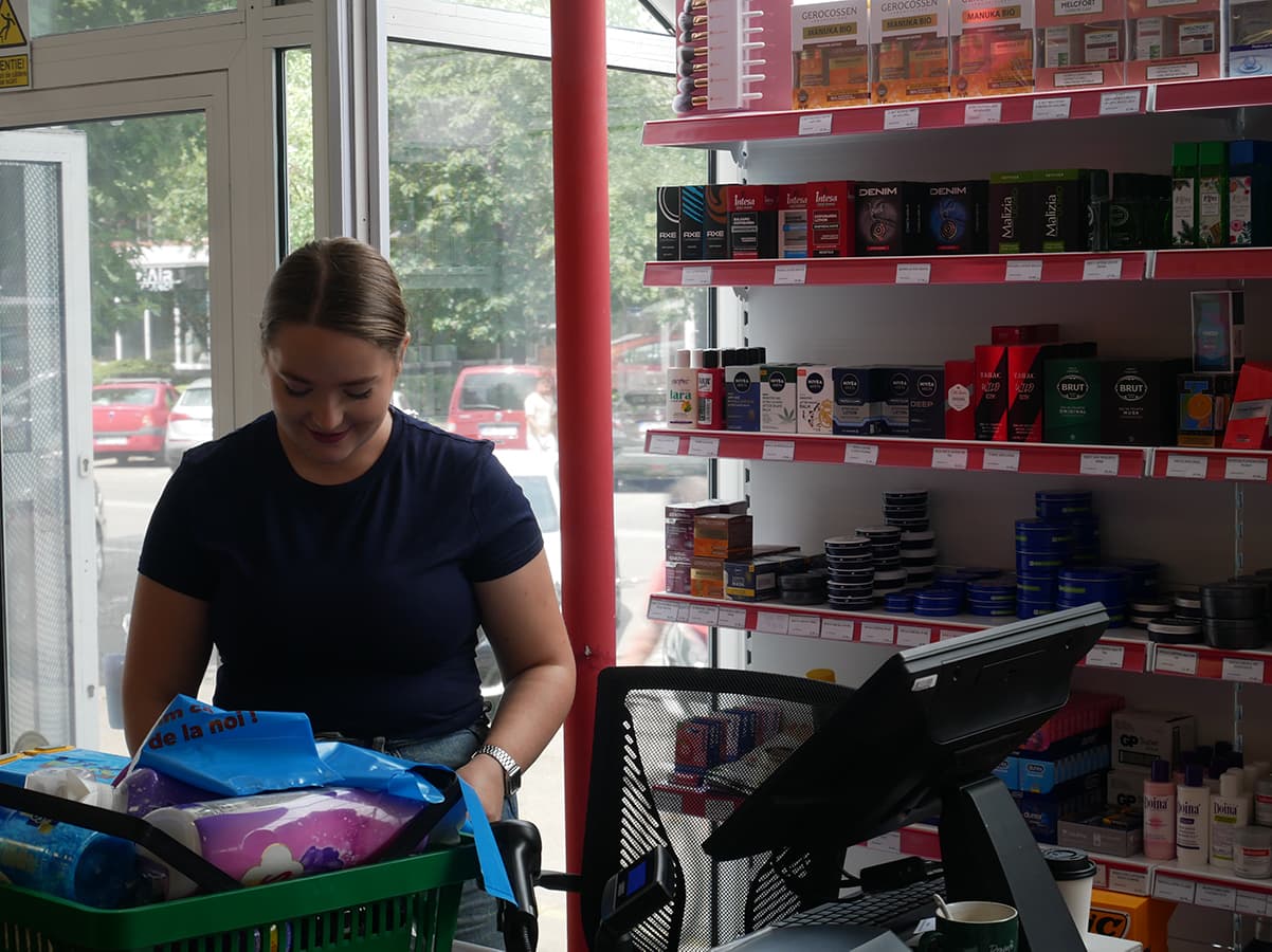 Interiorul magazinului Tysita Baia Mare, cu zona de casă și rafturi cu produse de îngrijire personală.