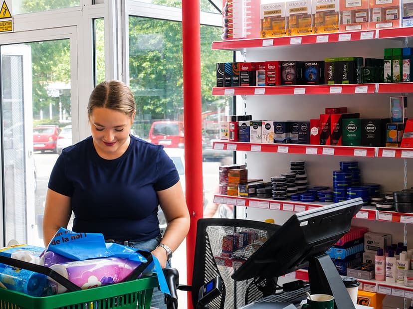 Interiorul magazinului Tysita Baia Mare, cu zona de casă și rafturi cu produse de îngrijire personală.