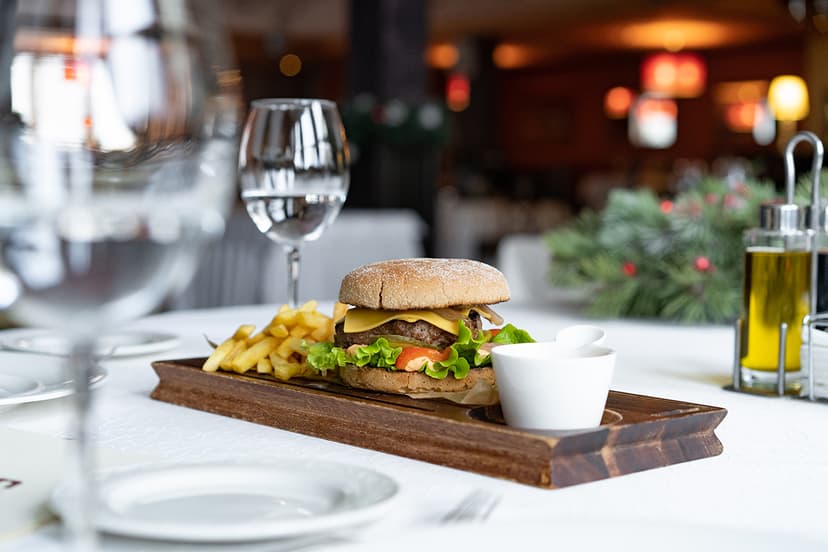 Restaurante & Cafenele în Baia Mare, Maramureș – burger cu cartofi prăjiți servit într-un restaurant.