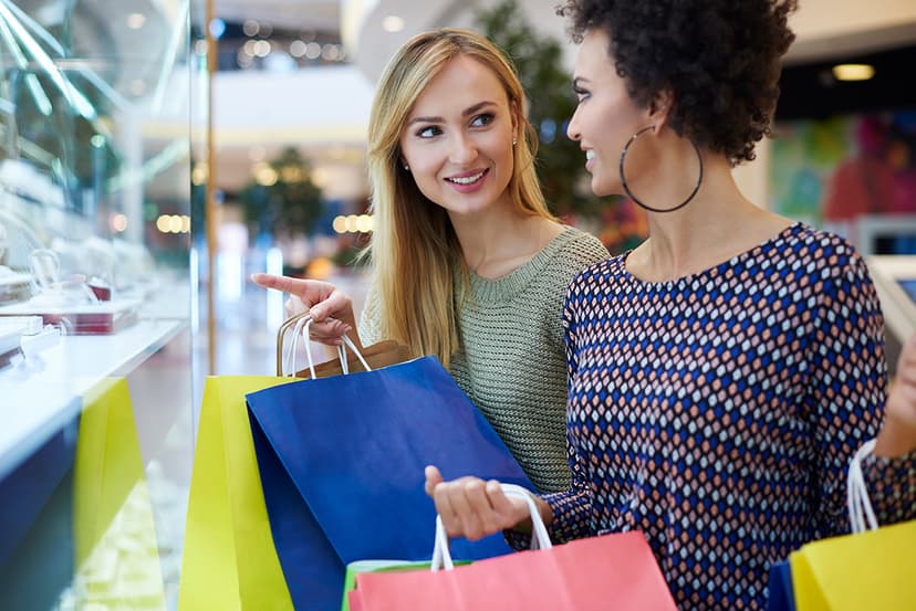 Magazine & Retail în Baia Mare, Maramureș – cliente cu sacoșe colorate într-un centru comercial.
