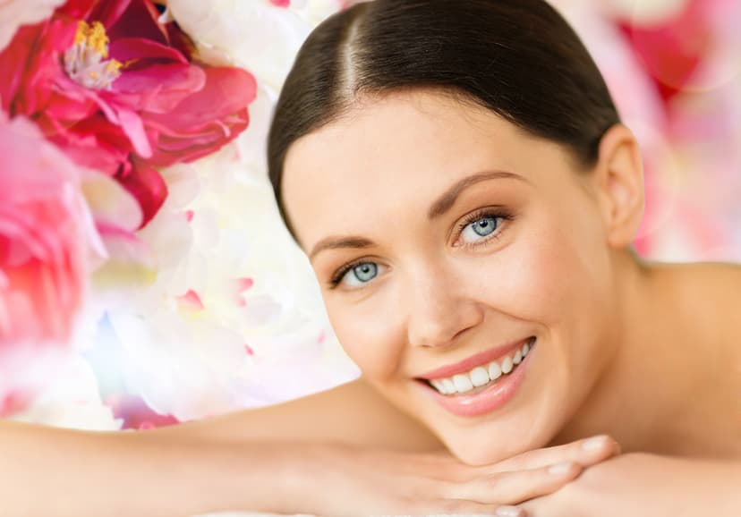Sănătate & Beauty în Baia Mare, Maramureș – femeie relaxată într-un decor luminos cu flori.